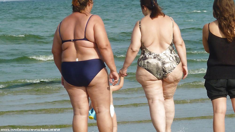18P Grannies At The Beach