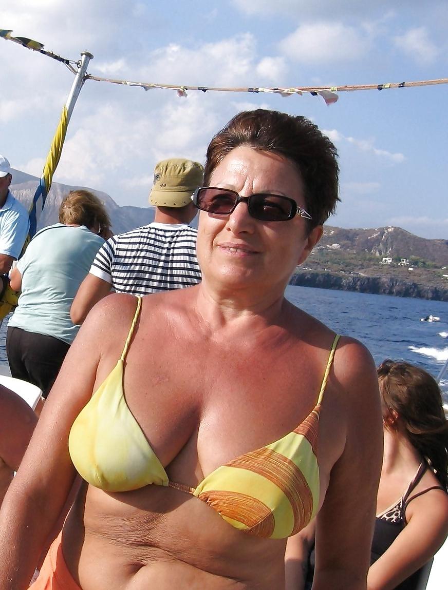 18P Grannies At The Beach