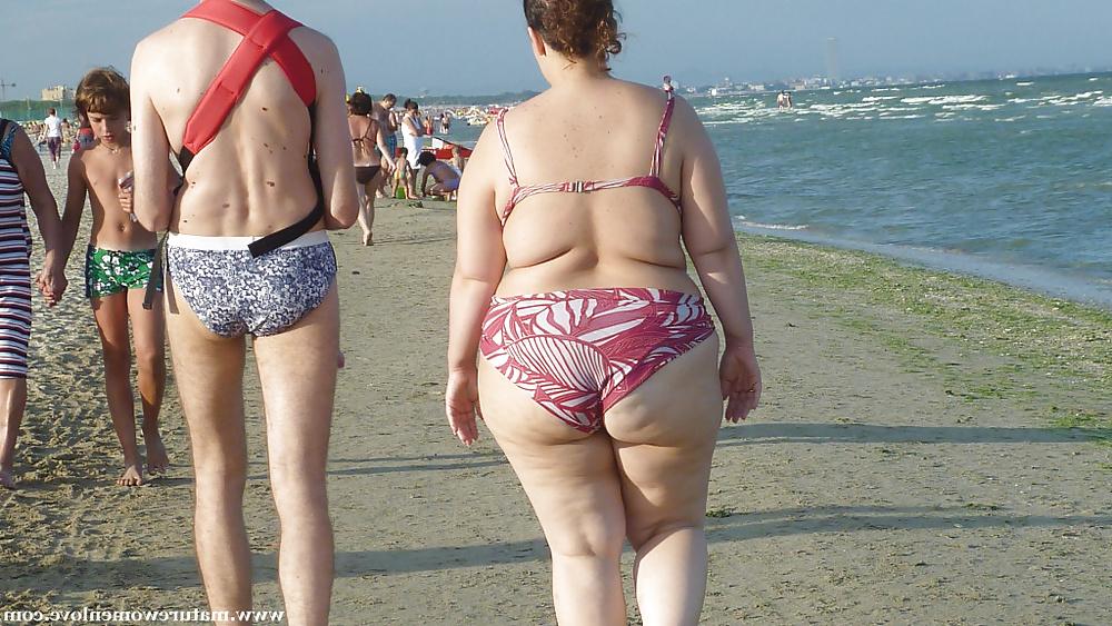18P Grannies At The Beach