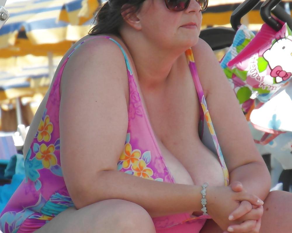 18P Grannies At The Beach
