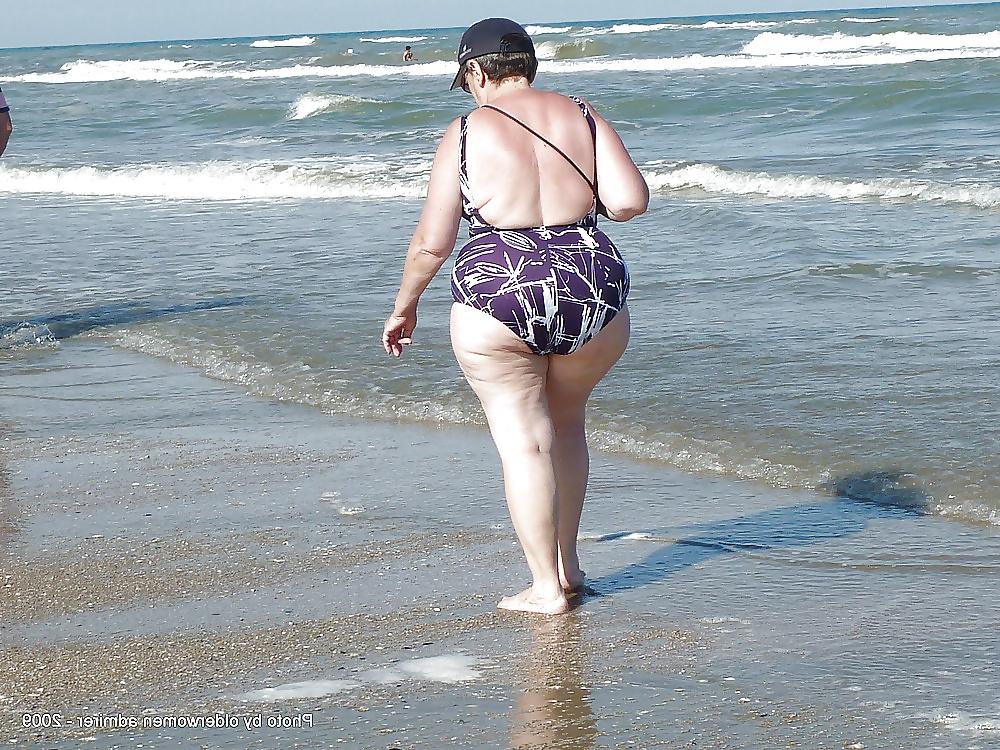18P Grannies At The Beach