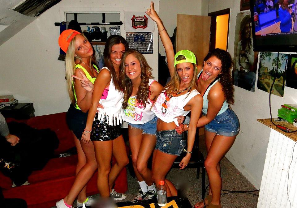 25P Facebook teen babes 22 bikini beach sorority