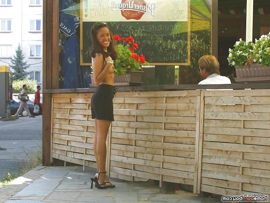 11P Flashing her pussy outside