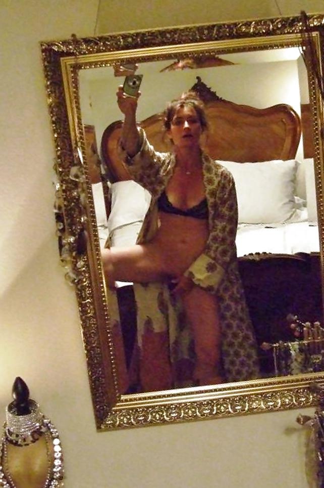 25P Milf and Hot Mom Selfies