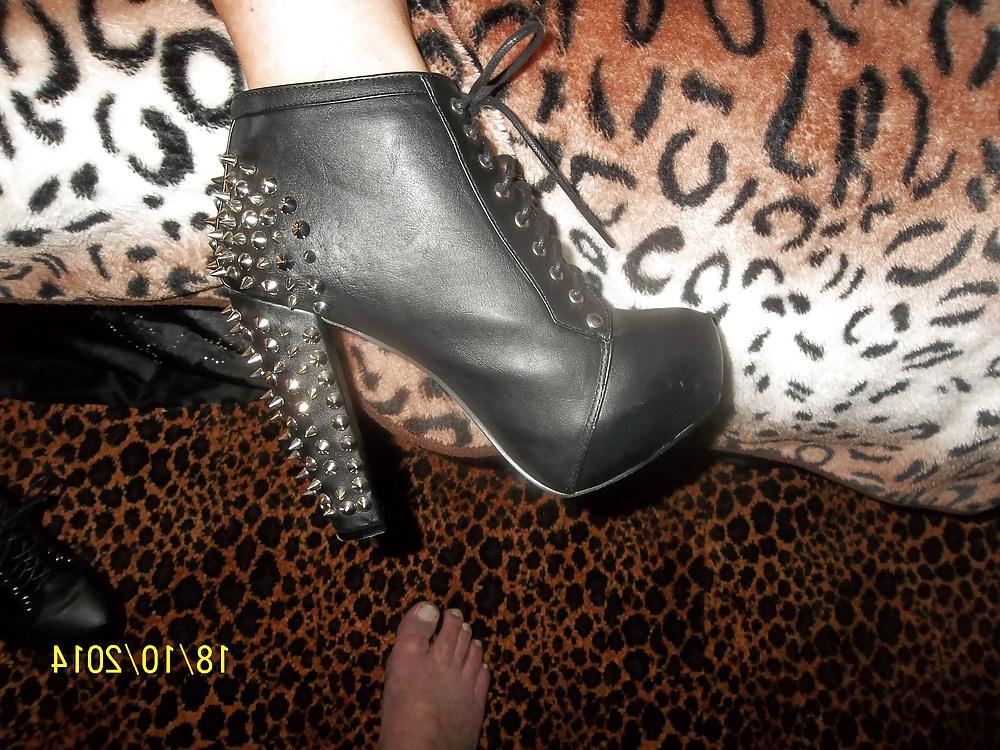 25P SLUT IN LEATHER 