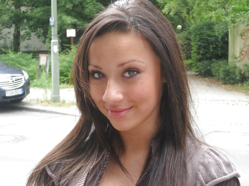 25P Woman with Dick Sucking Lips