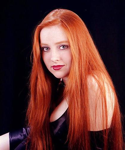 25P Redhaired amateur ladies pose in nylons
