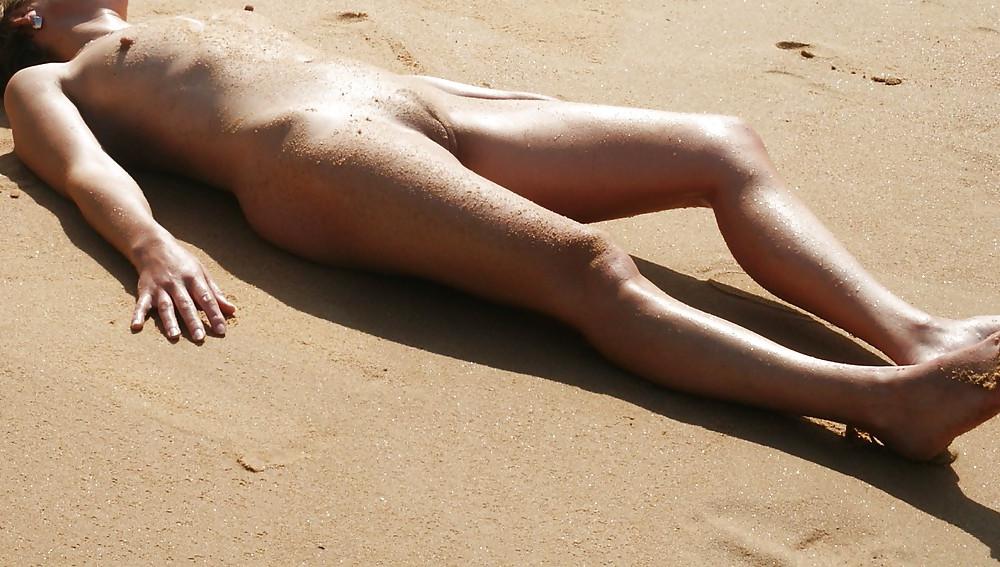 17P BEACH nue a la plage 
