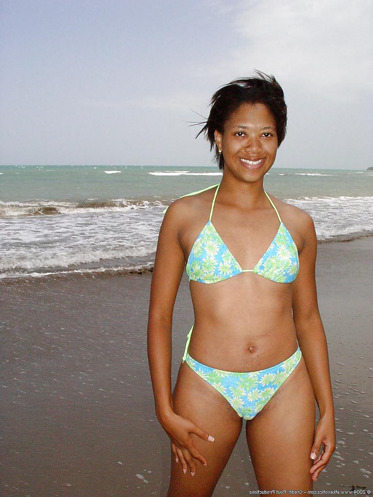 25P Chole displaying her ebony pussy on the beach - set 2
