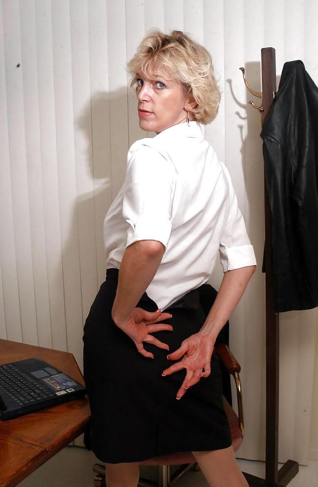 25P Mature business lady undresses