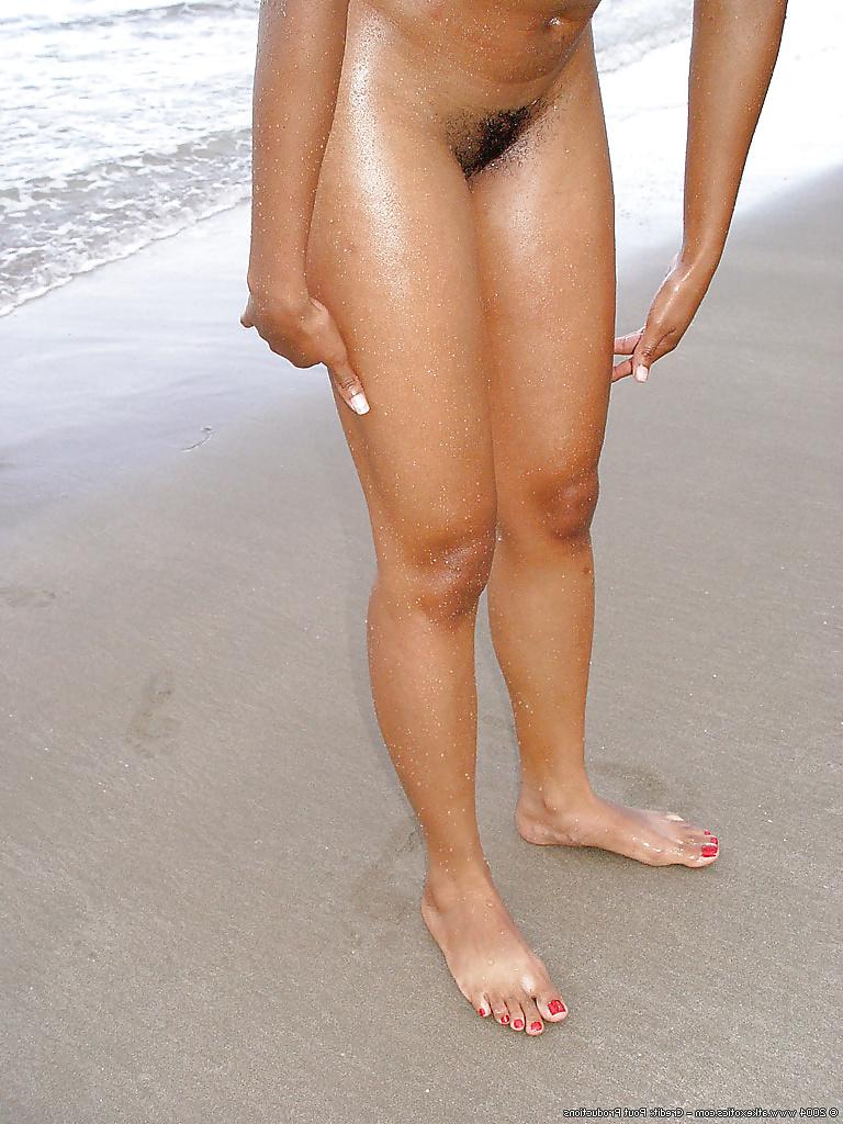 25P Chole displaying her ebony pussy on the beach - set 1