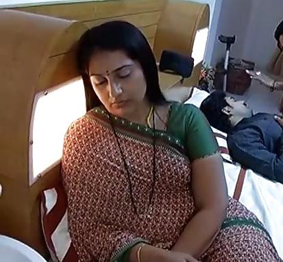 18P Indian Milf OTS Carry Back View !!