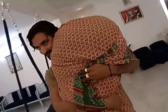 18P Indian Milf OTS Carry Back View !!