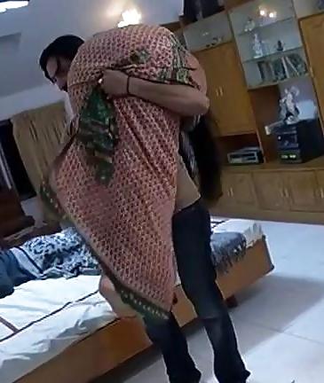 18P Indian Milf OTS Carry Back View !!