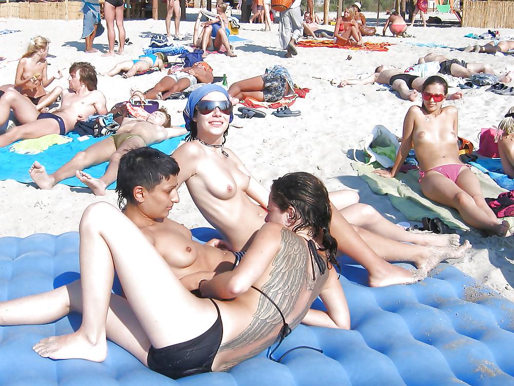 16P Ladies on the beach (naked)
