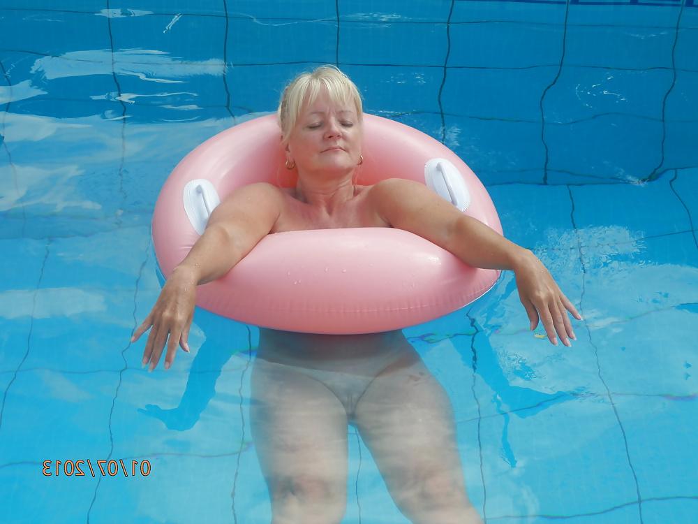 20P She loves flashing at the beach and the pool...