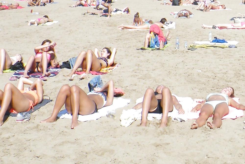6P ON THE BEACH VOYEUR