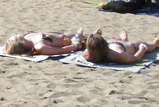 6P ON THE BEACH VOYEUR