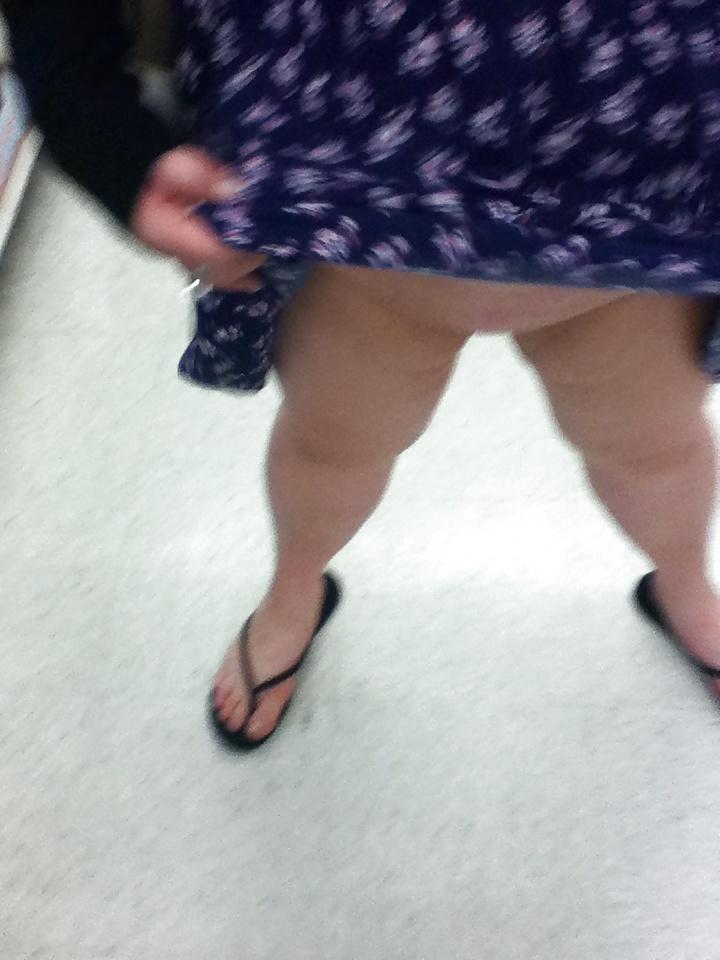 9P Quick pussy and ass flash at the store 