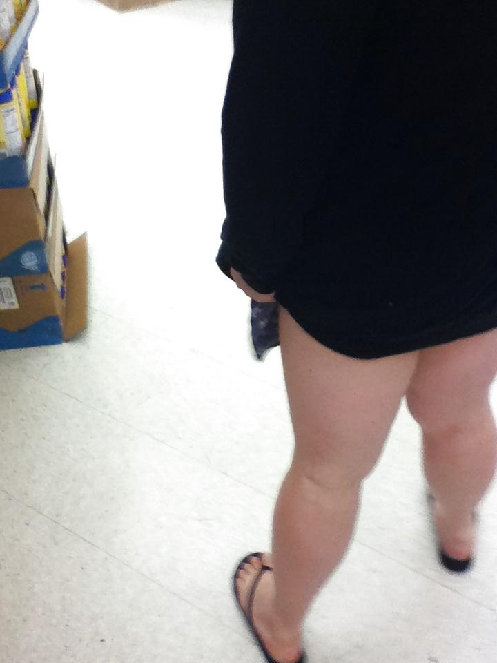 9P Quick pussy and ass flash at the store 