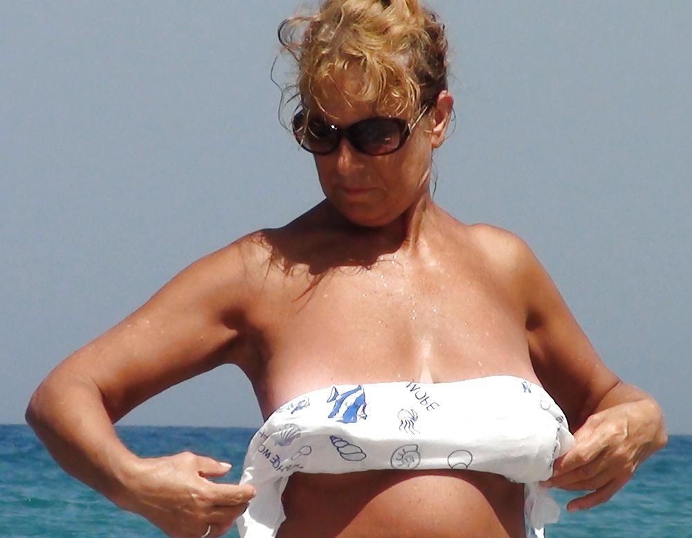 21P Candid Busty Beach Granny