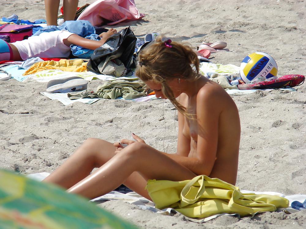 24P Topless am girls beach pt 2