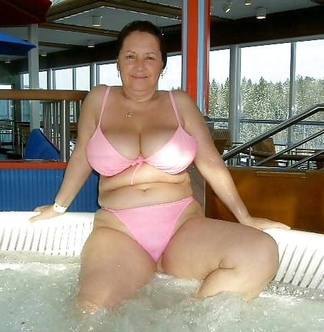 25P Hot Mature at the Beach