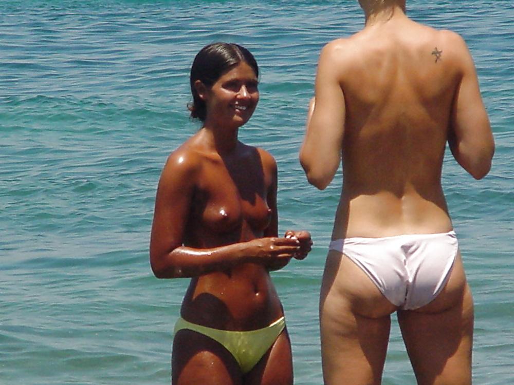 20P Topless Beach Cuties 5