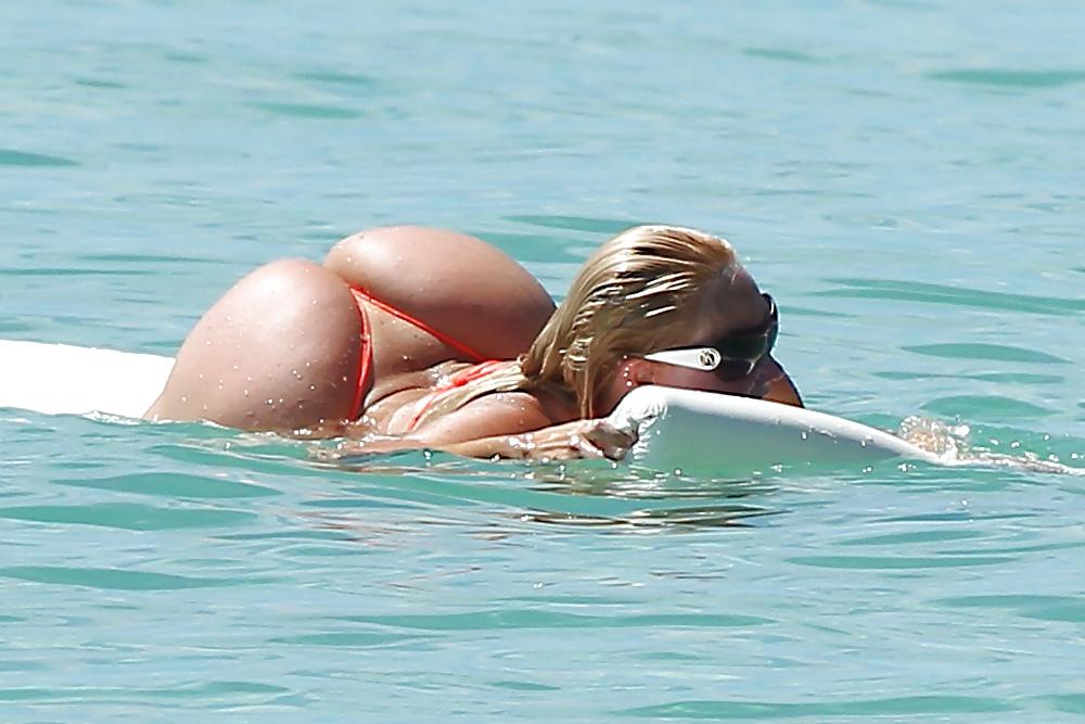 25P Nicole Coco Austin (Bikini on the Beach)