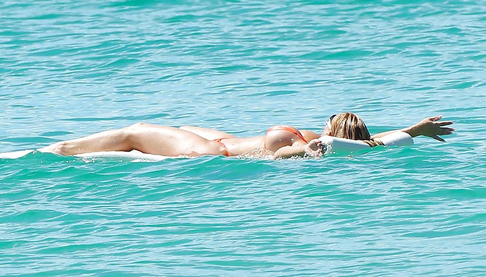 25P Nicole Coco Austin (Bikini on the Beach)