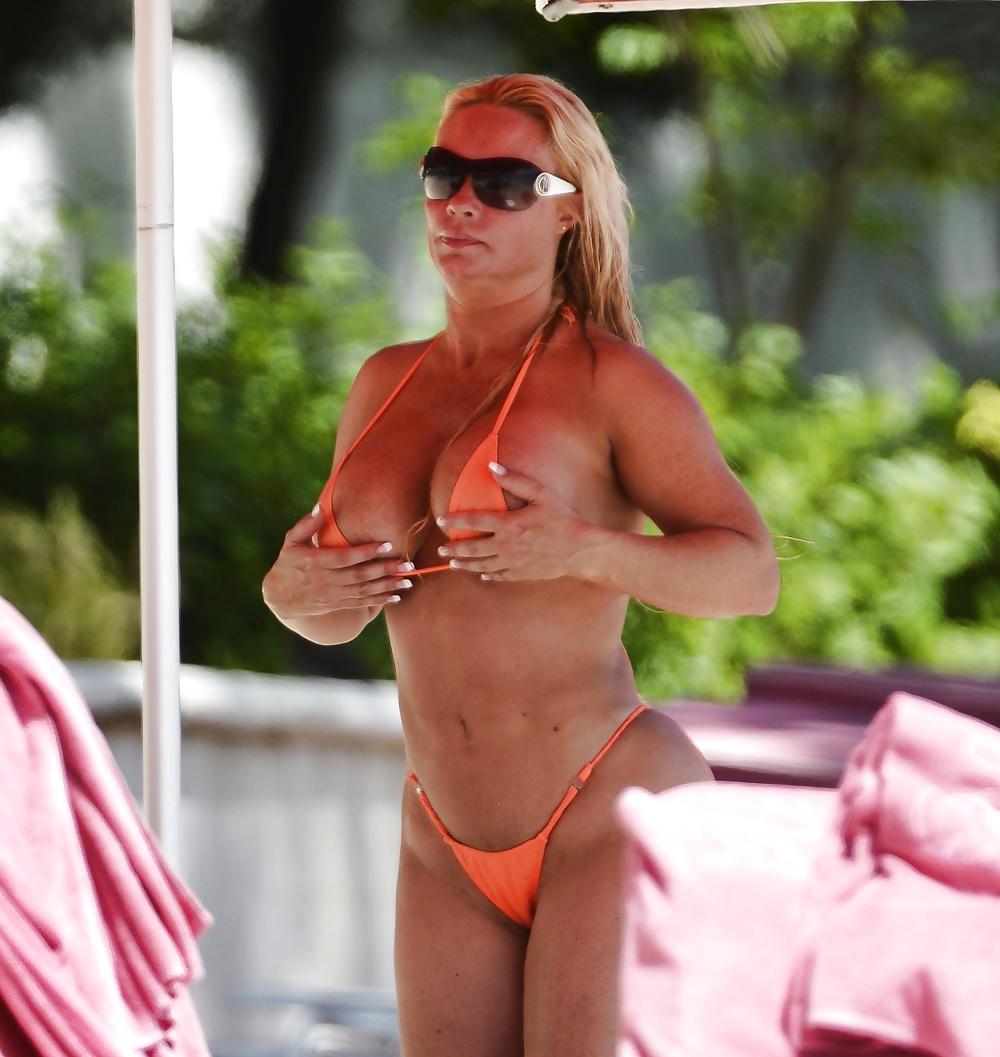 25P Nicole Coco Austin (Bikini on the Beach)