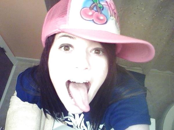 25P Woman Tongues AMADOR