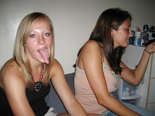 25P Woman Tongues AMADOR