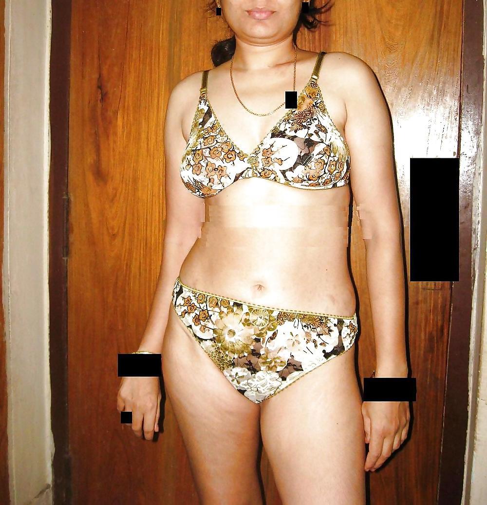 25P Gorgeous Indian Milf Nimmi