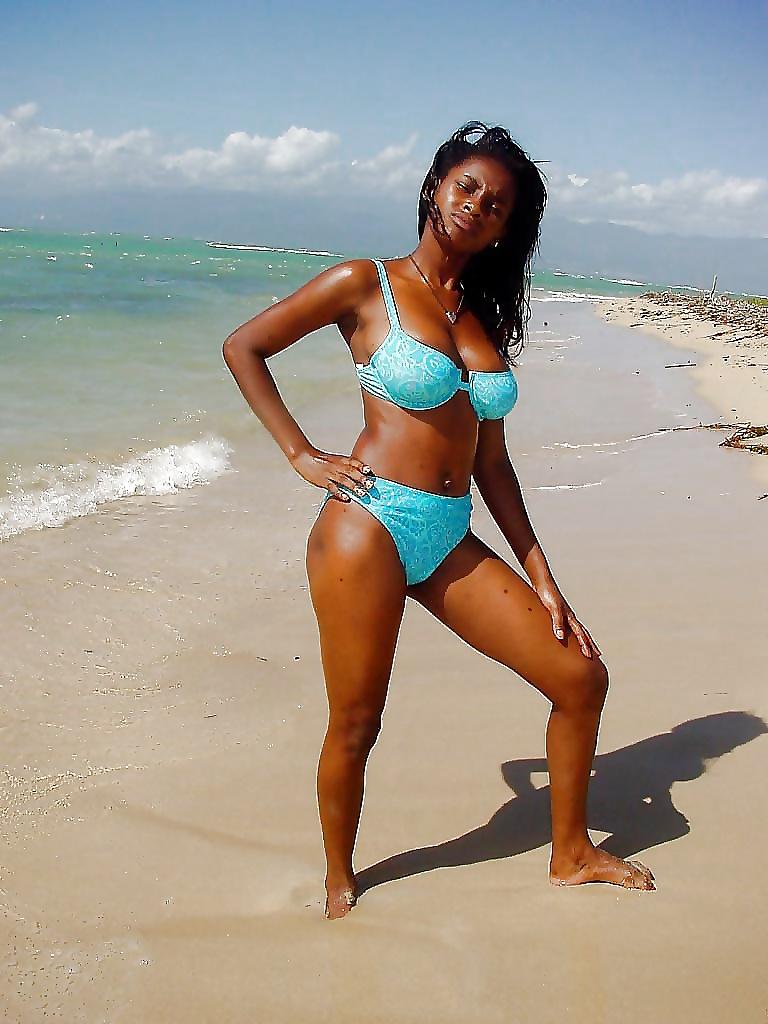 25P Ebony babe with big titties on the beach