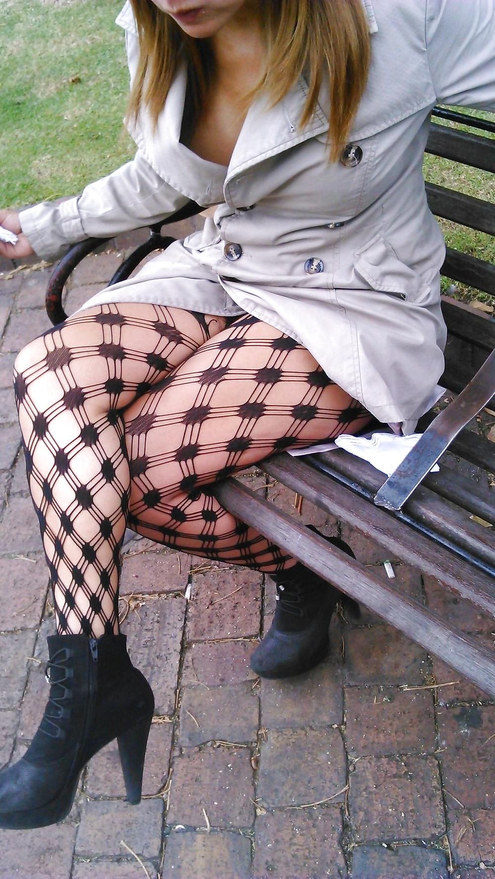 25P A woman who likes to wear ...  tights