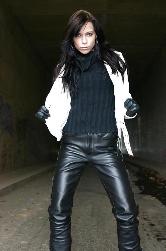 8P Liz in leather 