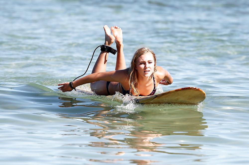 25P AnnaSophia Robb Beach Candids 