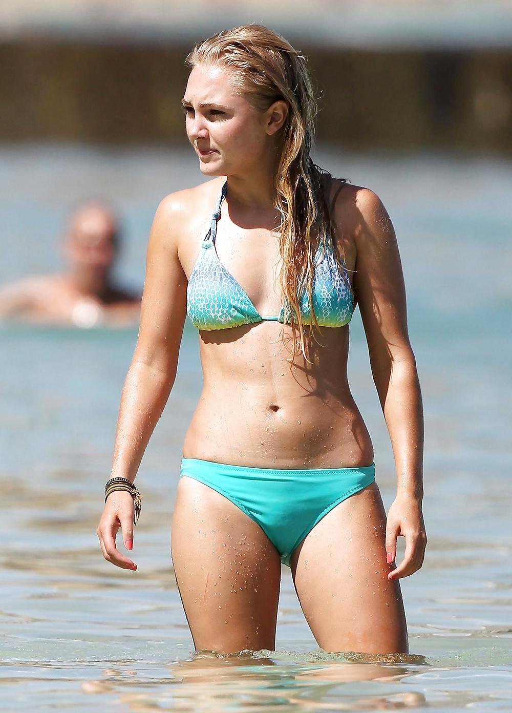 25P AnnaSophia Robb Beach Candids 