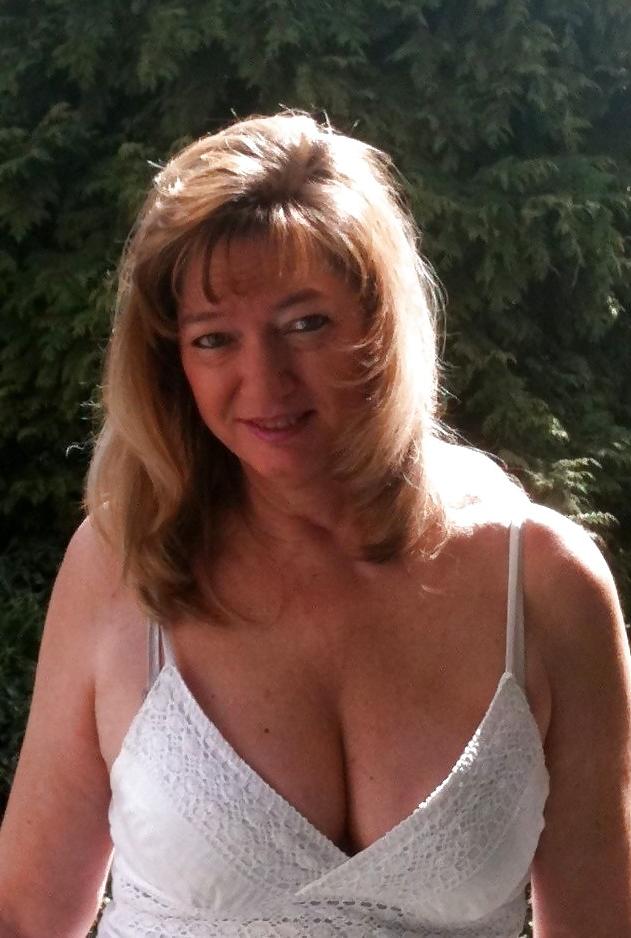25P Provoking Mature Woman