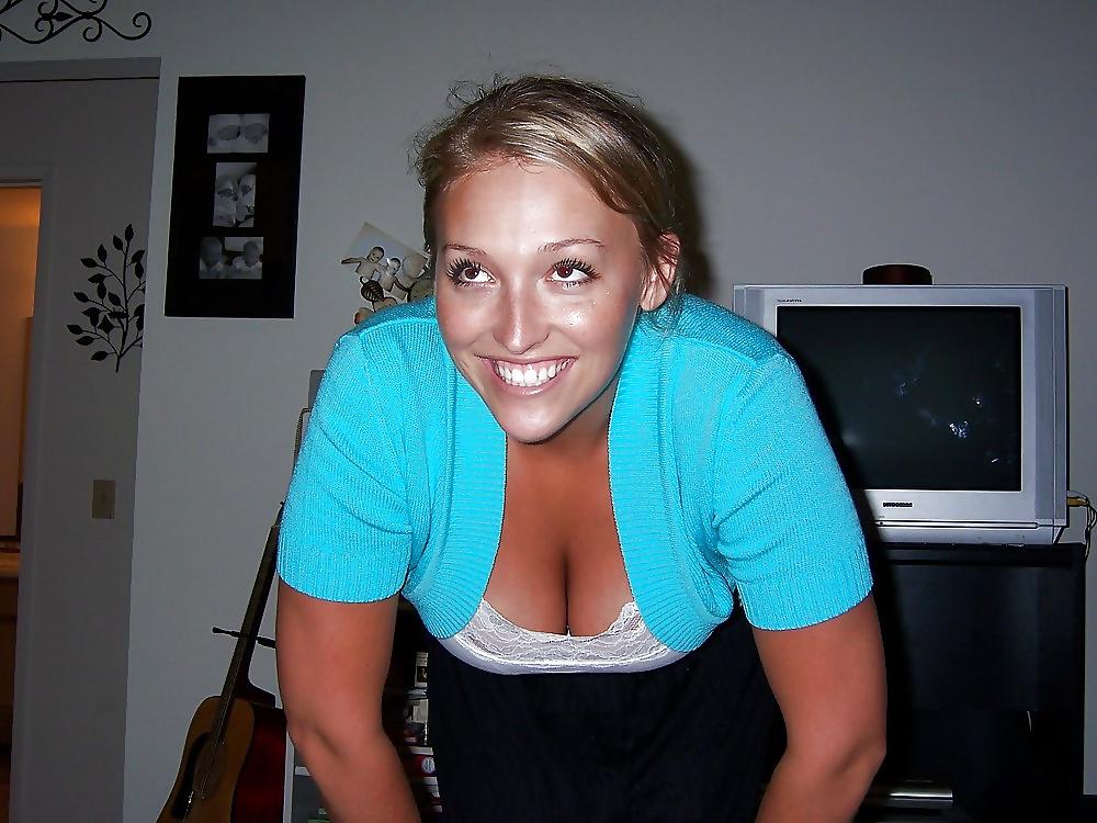 25P MILF with big tits (Anyone what her name is?)