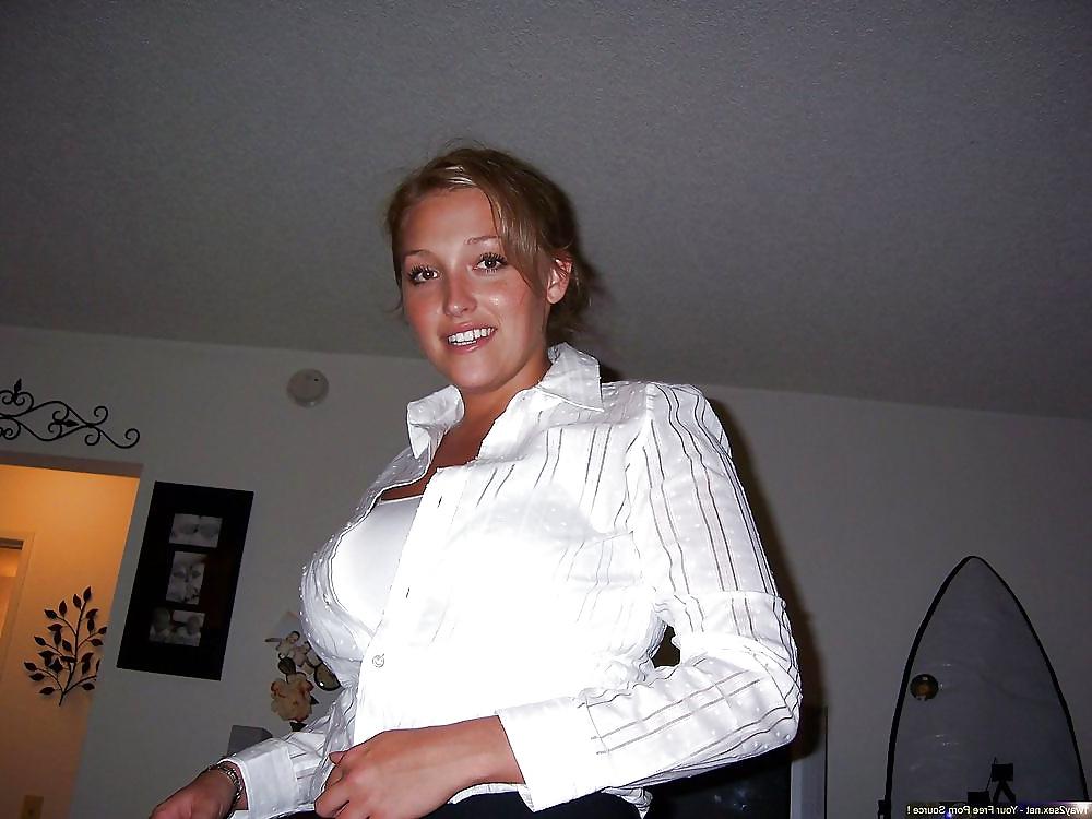 25P MILF with big tits (Anyone what her name is?)