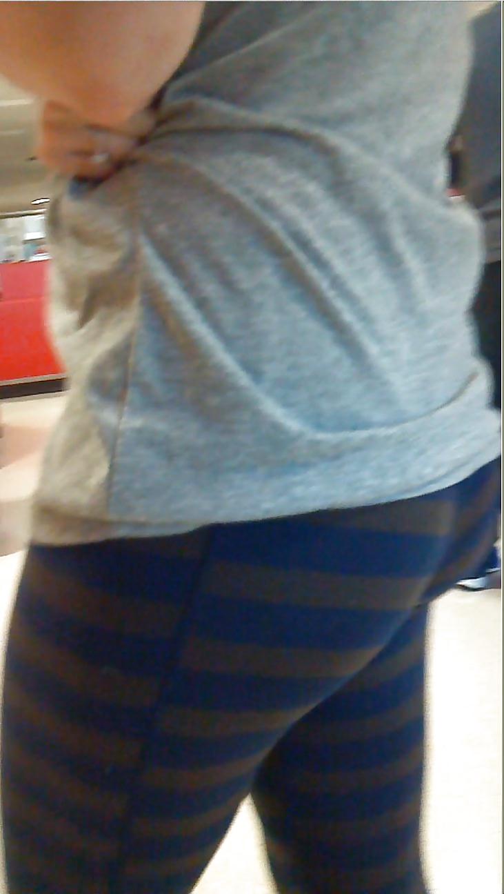 9P Woman in yoga pants