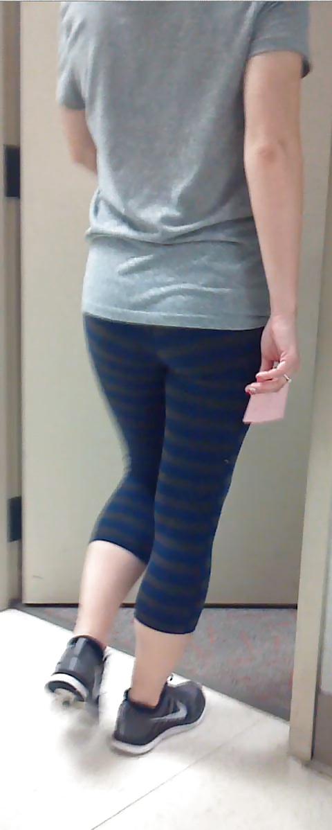 9P Woman in yoga pants