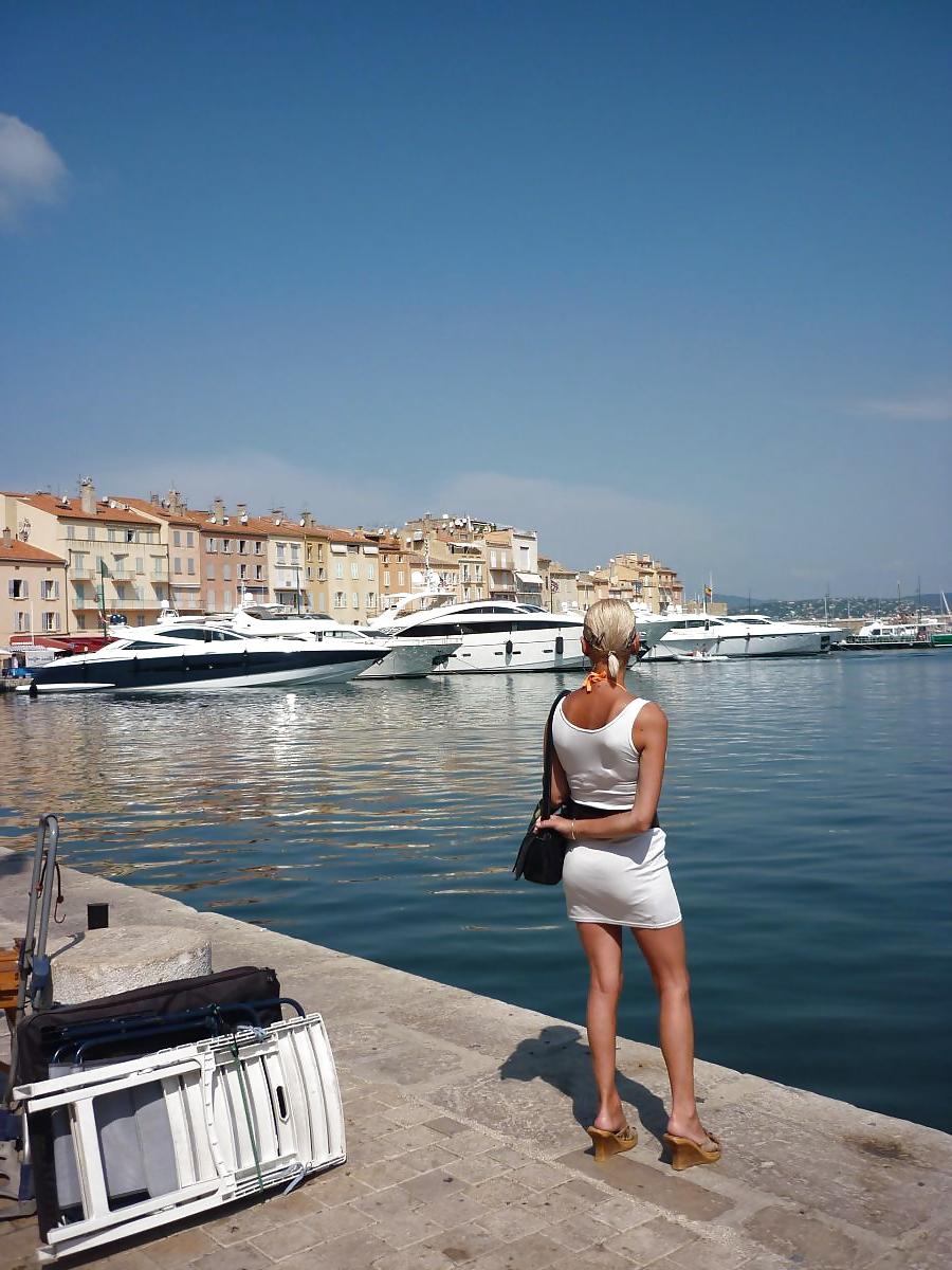 25P Exhib plage micro bikini tallons heels beach milf public 