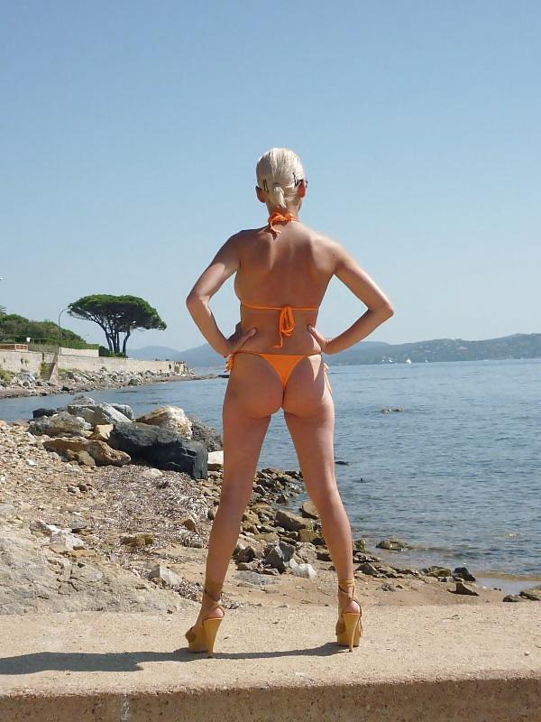 25P Exhib plage micro bikini tallons heels beach milf public 
