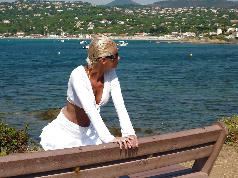 25P Exhib plage micro bikini tallons heels beach milf public 