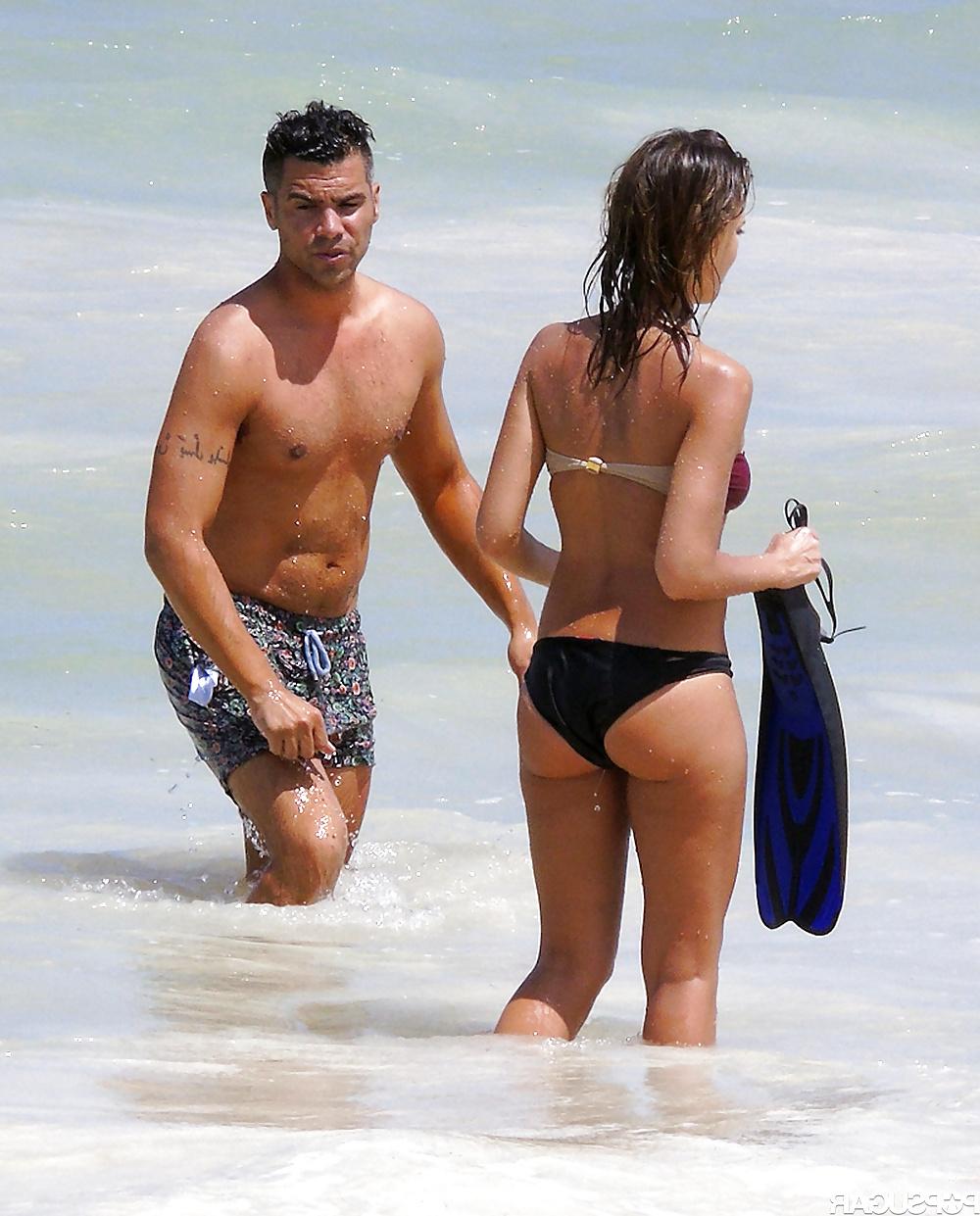 15P Jessica Alba at Mexico beach, July 2014