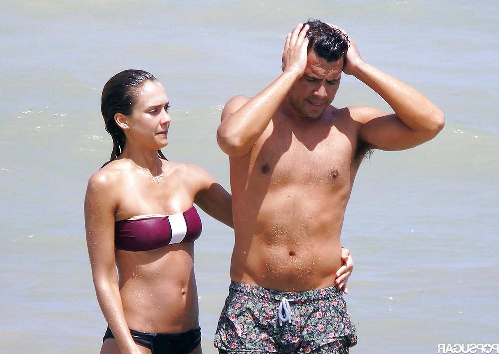 15P Jessica Alba at Mexico beach, July 2014