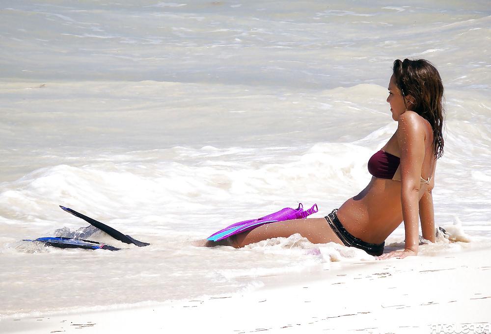 15P Jessica Alba at Mexico beach, July 2014